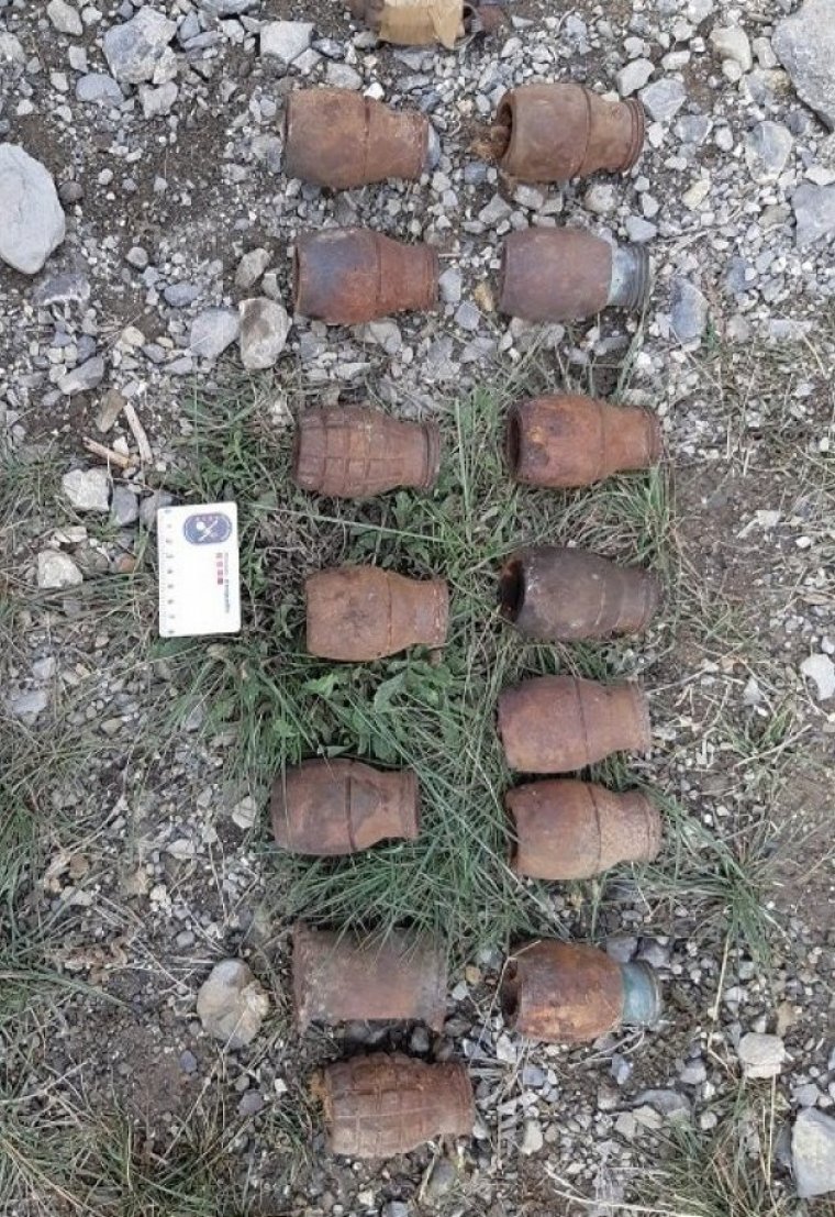 Detall de les granades de mà de la Guerra Civil recuperades d'una via d'escalada de Coll de Nargó
