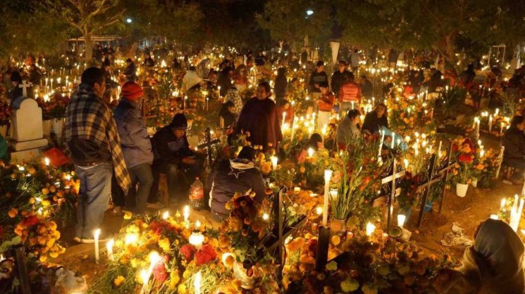 El pueblo se reúne en el Día de Muertos, en Oaxaca.