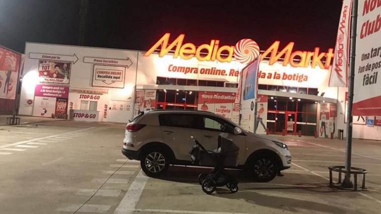 Denuncien que MediaMarkt va deixar tancat al pàrquing el cotxe d’una família amb un bebè