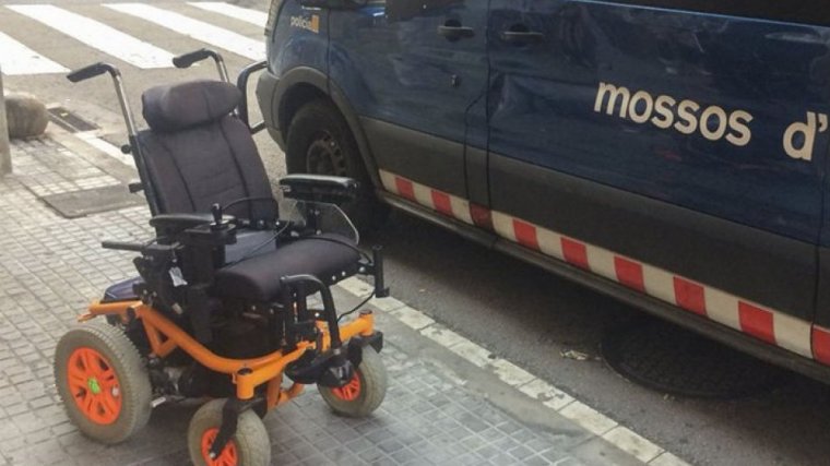 Els Mossos d'Esquadra han detingut a Santa Coloma de Gramanet un home que va robar una cadira de rodes