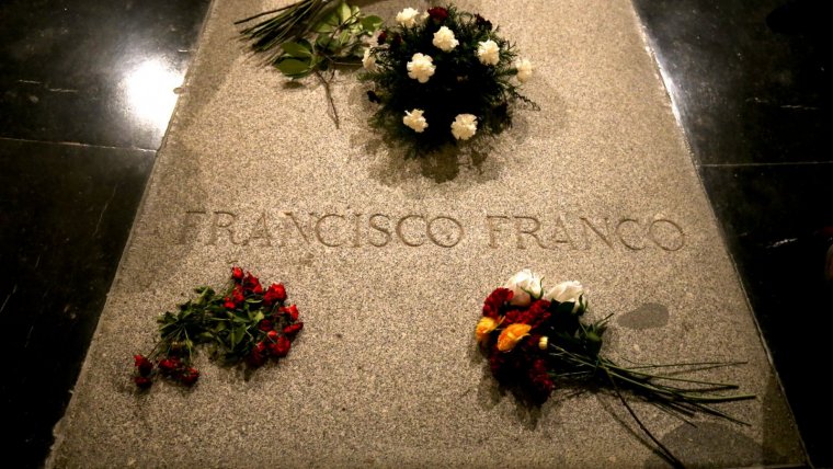 La tomba del dictador Francisco Franco, abans de ser tenyida de vermell