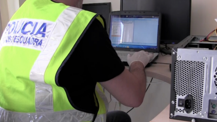 Imatge d'arxiu d'un agent dels Mossos d'Esquadra en un ordinador