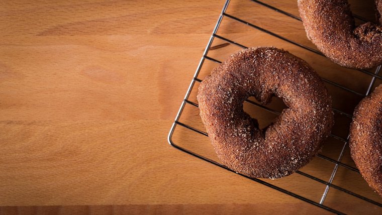 Además de con glaseado, podemos hacer donuts caseros cubiertos con azúcar, coco o chocolate.