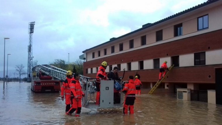 Els Bombers de la generalitat han evacuat una vintena de veïns de Vilatenim, a Figueres