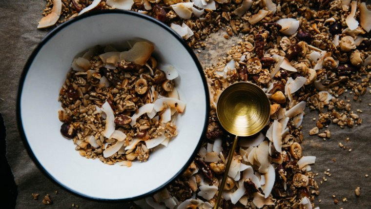 Due to its high fiber content, granola helps promote good digestion. 