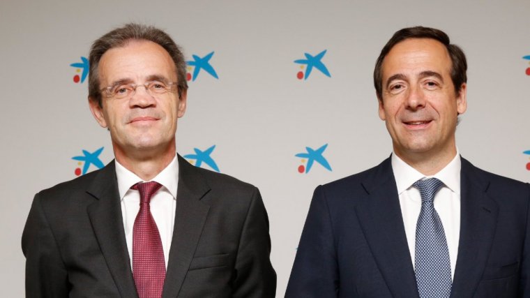 Jordi Gual, president, i Gonzalo Gortázar, conseller delegat de CaixaBank s'han felicitat per aquesta distinció