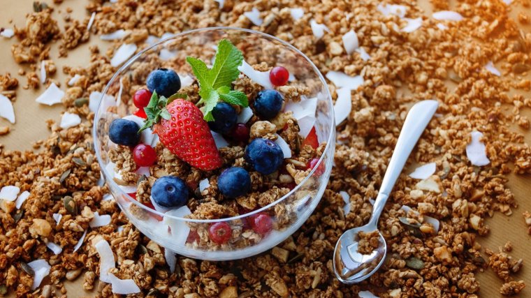 Homemade granola provides us with more fibre and nutrients and less sugar than supermarket granola. 