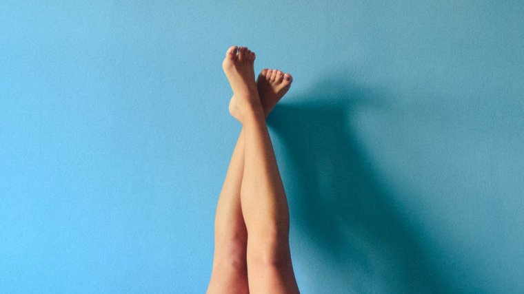 Y ardientes cansadas, pesadas piernas