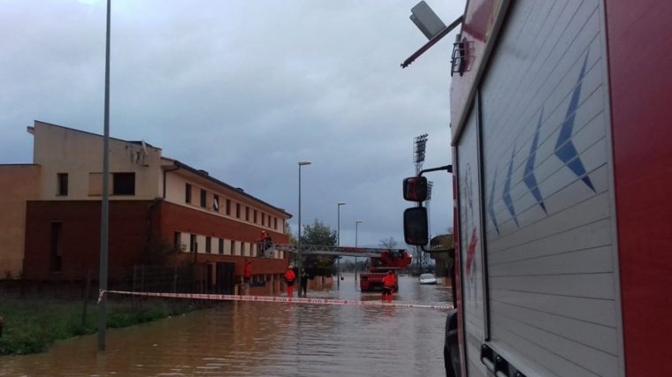 Les inundacions han obligat a tallar també la carretera C-260, que uneix la capital de l'Alt Empordà amb Figueres