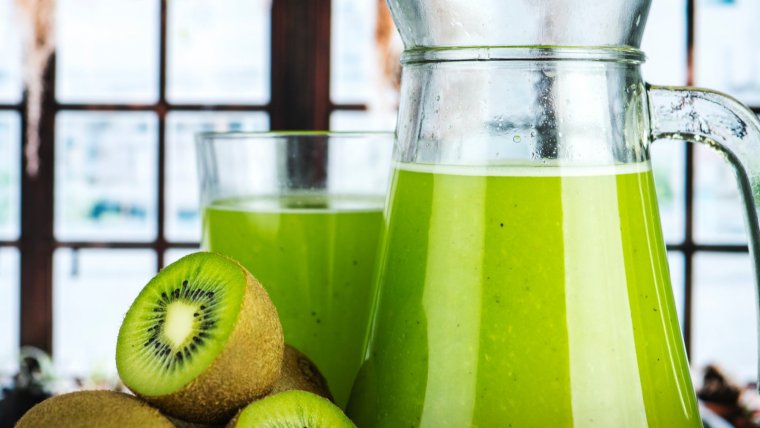Homemade green juice provides us with a large amount of vitamins, minerals, and antioxidants.