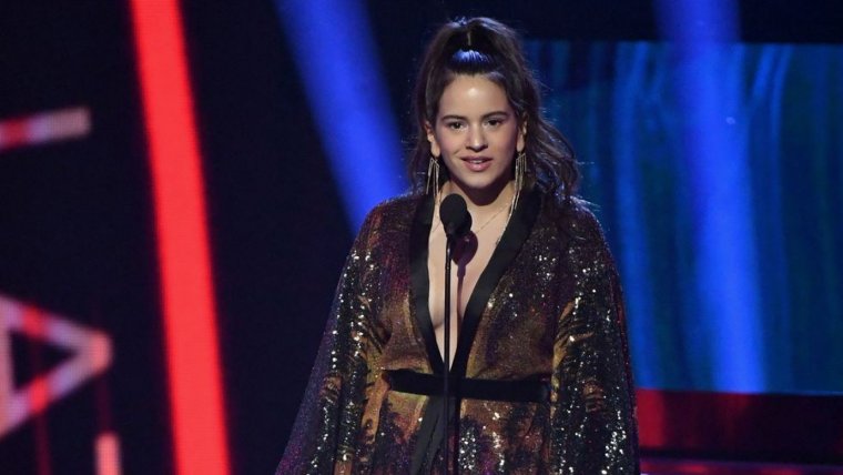 RosalÃ­a recoge su premio mejor fusiÃ³n/interpretaciÃ³n urbana en los Grammy Latinos 2018