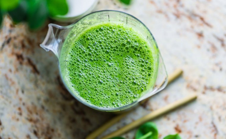 There are different ways of making green juice or smoothie.