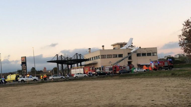 Avioneta estavellada al sostre d'una benzinera, al costat de l'aeroport de Sabadell