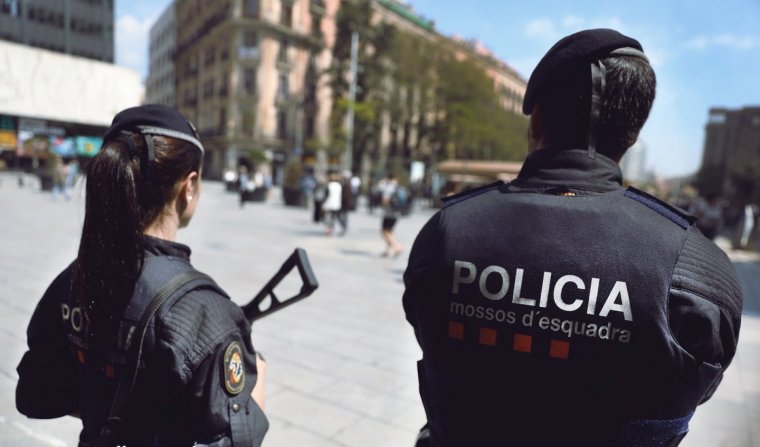 Agents dels Mossos d'Esquadra fent prevenció antiterrorista a la zona centre de Barcelona.