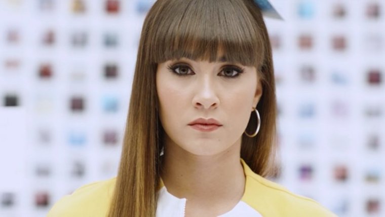 Imagen de la cantante Aitana en una de las escenas del videoclip de su canción 'Teléfono'