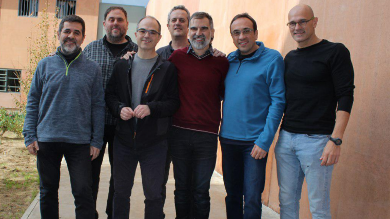 Imatge dels presos independentistes compartida per Òmnium Cultural