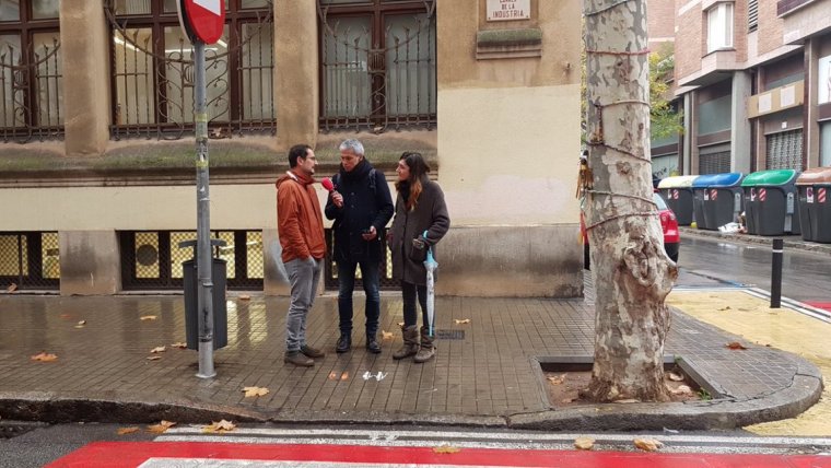L'Albert Om conversant amb els pares del menor que va patir el tràgic accident