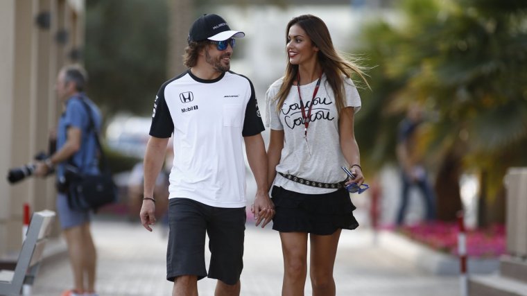Lara Ãlvarez y Fernando Alonso paseando de la mano