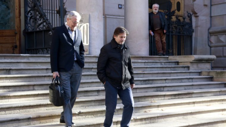 Oriol Pujol i el seu advocat, Xavier Melero, a les escales del Palau de Justícia