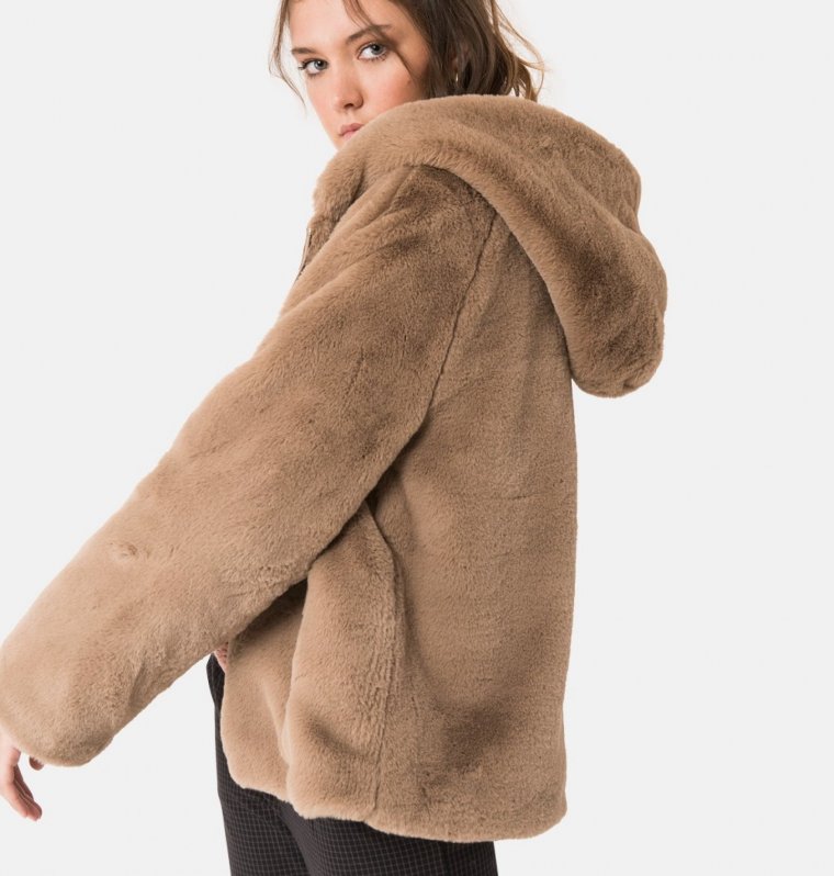 Abrigo peluche 'bear' color marrón de Brownie, por 49,90 euros
