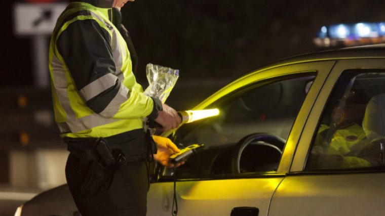 El conductor va donar una taxa positiva de 0,84 mil·ligrams d’alcohol per litre d’aire espirat, xifra que triplica el límit permès