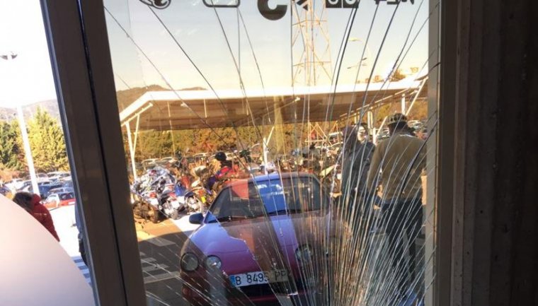 El vehicle que ha impactat contra la porta principal de Televisió de Catalunya
