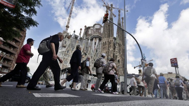Imatge d'arxiu de turistes a la Sagrada Família de Barcelona.