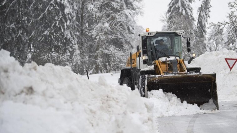 La població s'afanya per retirar la gran quantitat de neu de les carreters
