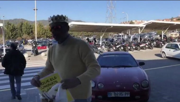L'home que ha encastat el seu vehicle contra la porta de TV3 just després de l'atac, amb la corona i el cartell demanant que els Il·luminats surtin a la televisió pública