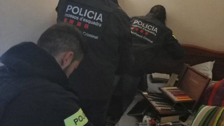 Agents dels Mossos durant el registre a casa de l'home detingut