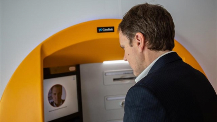 CaixaBank presenta un sistema de reconeixement facial per treure diners