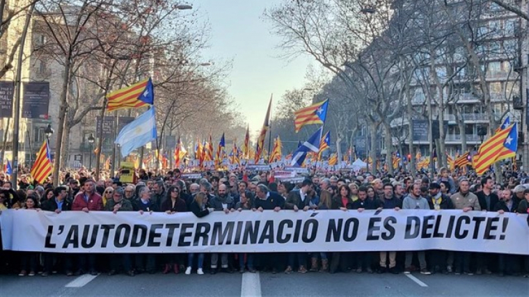 La primera gran manifestació en contra del judici del procés independentista ha comptat amb la participació d'unes 200.000 persones, segons informa la Guàrdia Urbana