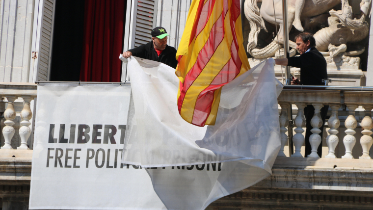 Dos treballadors de la Generalitat han estat els encarregats de retirar les pancartes dels balcons del Palau