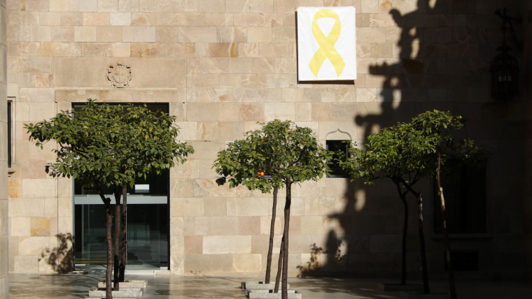 El llaç groc que ha motivat una denúncia de Ciutadans es trobava a la façana del pati dels Tarongers