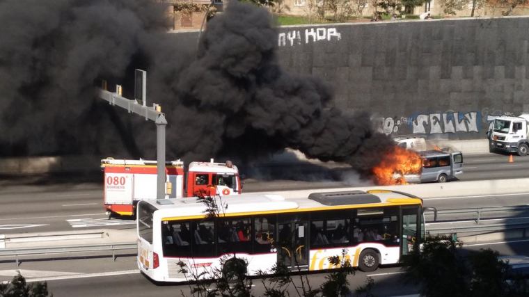 S’incendia una furgoneta a l’avinguda Meridiana de Barcelona