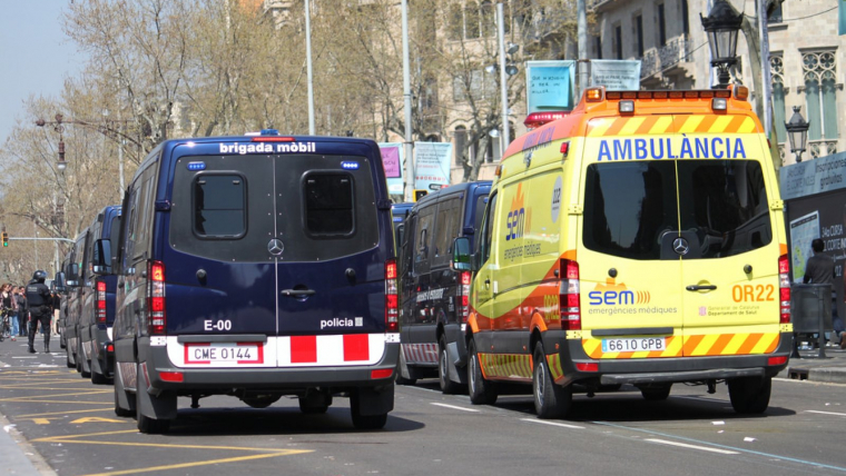 Imatge d'un furgó dels Mossos d'Esquadra i una ambulància del SEM