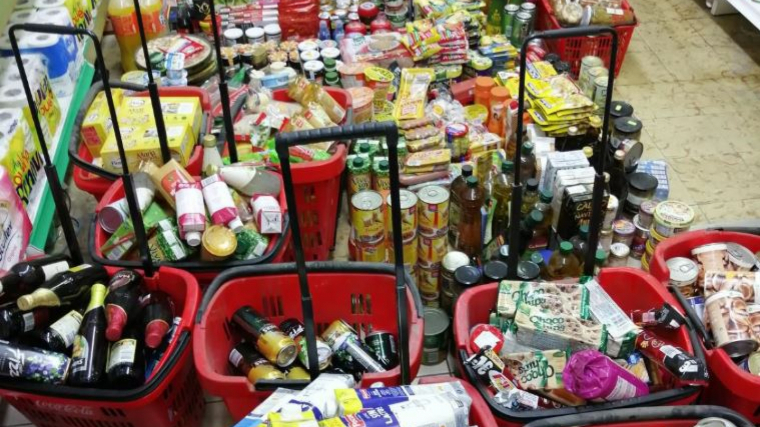 Més de 1.900 productes d'alimentació comissats per estar caducats i en mal estat