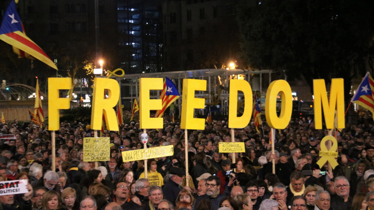 Milers de persones han omplert Plaça Catalunya en contra del procés judicil de l'1-O
