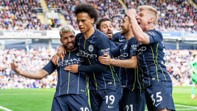 Els jugadors del City celebren el gol d'Agüero.