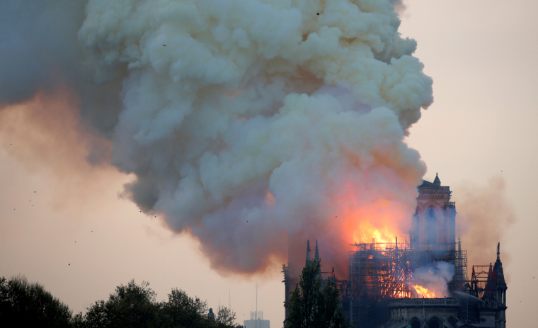 Imatge de l'incendi que estÃ  tenint lloc a la catedral de Notre Dame
