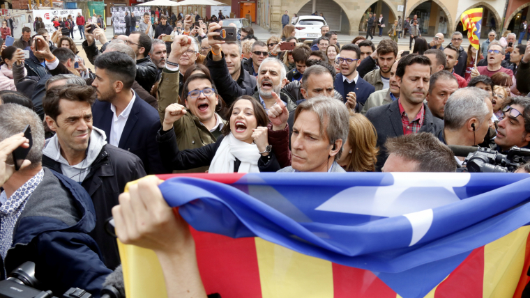 Inés Arrimadas i José María Espejo, durant la protesta a Vic