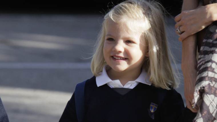 La infanta Sofia en el seu primer dia d'escola
