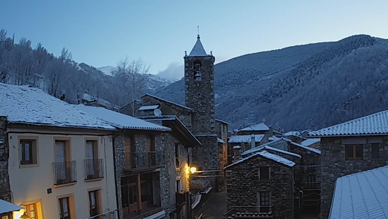 La població de Setcases, al Ripollès, s'ha llevat nevada