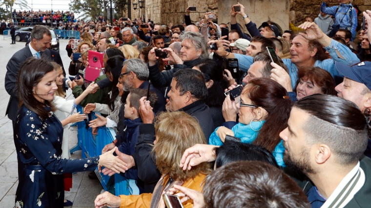 Los reyes saludando a la gente que les esperaba en Palma