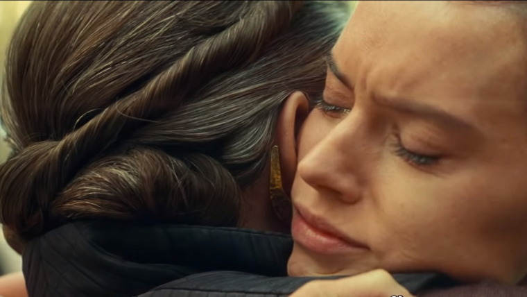 Rey abraza a Laia en Star Wars.
