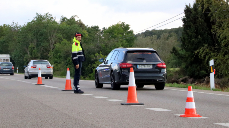 Un agent dels Mossos d'Esquadra regulant el pas de vehicles on ha tingut lloc el sinistre mortal