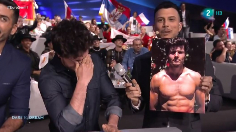 El presentador de la semifinal d'EurovisiÃ³ ha ensenyat una foto de Miki sense samarreta