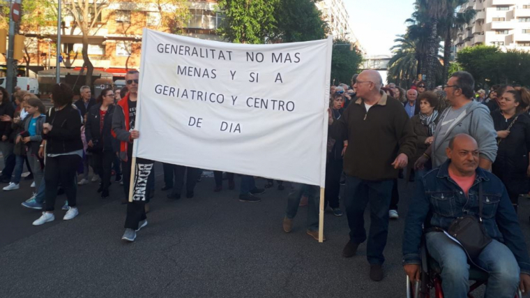 Els veïns acusen a les administracions que els tractins com «el cul de Barcelona»