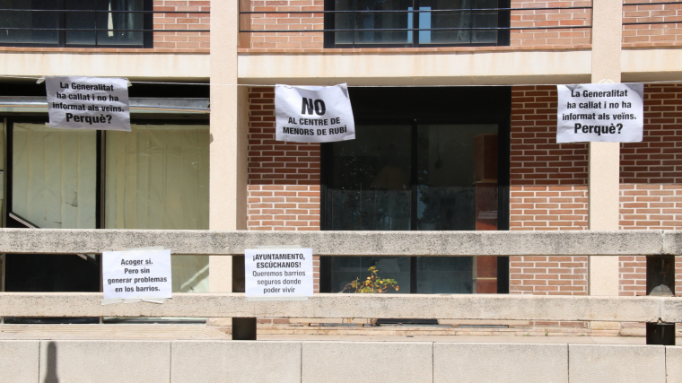 Els veïns han col·locat cartells en contra de la instal·lació del centre de menors