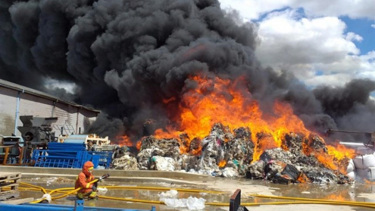 Incendi fÃ brica de reciclatge la Pobla Llarga